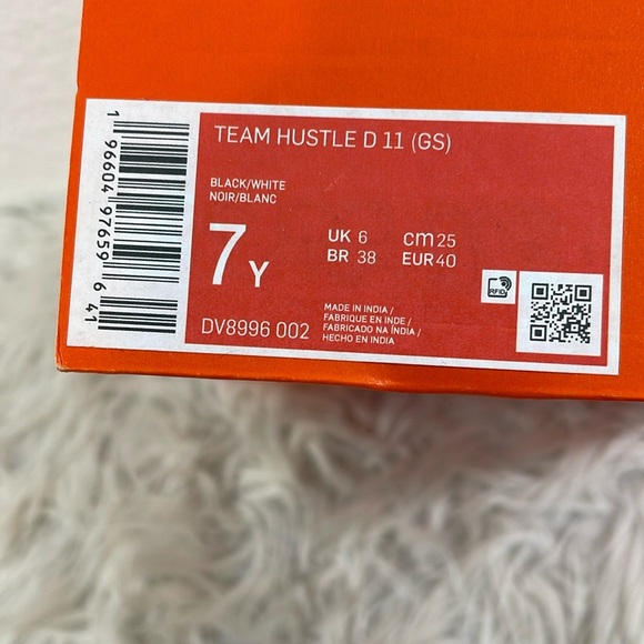NIKE Team Hustle D 11 Big Kids' Basketball Shoes Black & White Size 7Y NEW - Picture 2 of 16